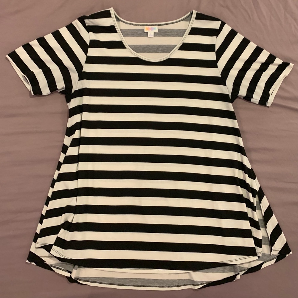 EUC LuLaRoe Large Perfect Tee. B&W